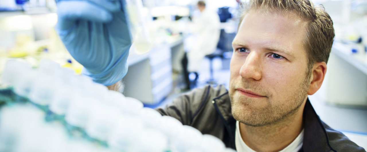 Thijn Brummelkamp in lab onderzoek